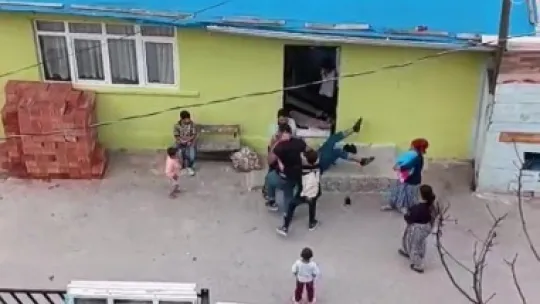 Kocaeli'deki iki grubun kavgasında tuğlalar havada uçuştu
