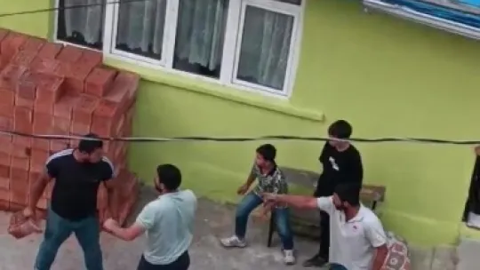Kocaeli'deki iki grubun kavgasında tuğlalar havada uçuştu