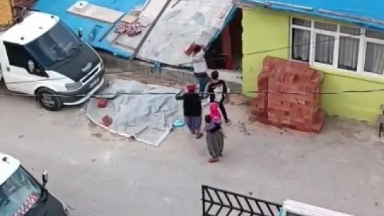 Kocaeli'deki iki grubun kavgasında tuğlalar havada uçuştu