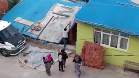 Kocaeli'deki iki grubun kavgasında tuğlalar havada uçuştu