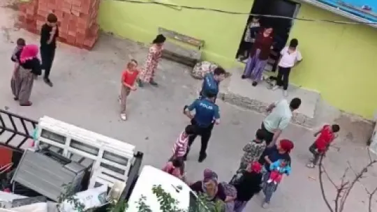 Kocaeli'deki iki grubun kavgasında tuğlalar havada uçuştu