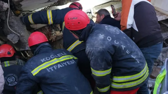 Kocaeli'den giden ekip 54 kişiyi enkazdan sağ kurtardı