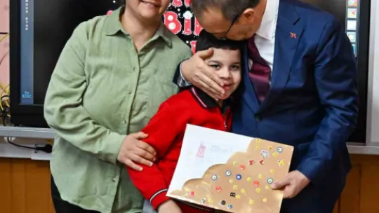 Vali Yavuz karne gününde çocukların heyecanını paylaştı