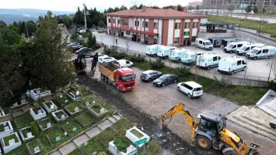Kocaeli Kent Mezarlığı'nda su hattı yenileme çalışması