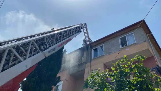 Kocaeli'nde 4 katlı binanın çatısında yangın çıktı