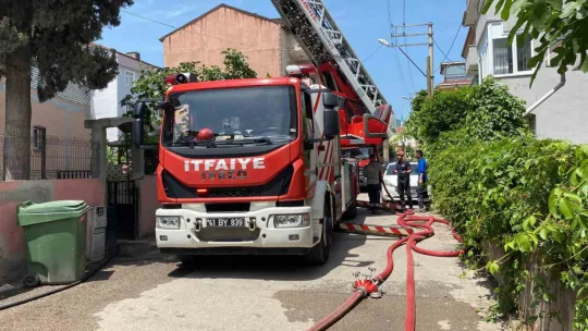 Kocaeli'nde 4 katlı binanın çatısında yangın çıktı