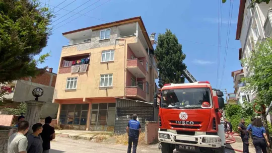 Kocaeli'nde 4 katlı binanın çatısında yangın çıktı