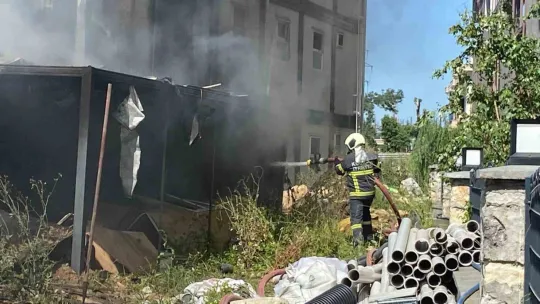 Kocaeli'nde şantiye deposunda yangın