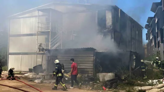 Kocaeli'nde şantiye deposunda yangın