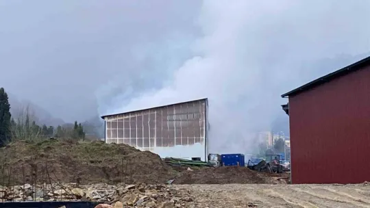 Kocaeli'ndeki fabrika yangınında soğutma çalışmaları sürüyor