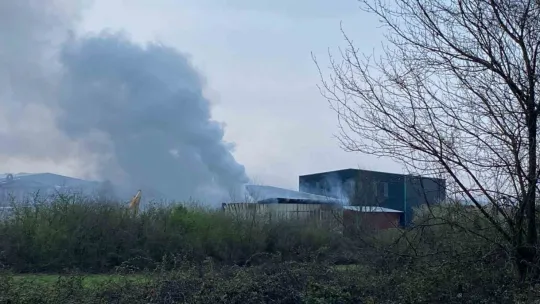 Kocaeli'ndeki fabrika yangınında soğutma çalışmaları sürüyor