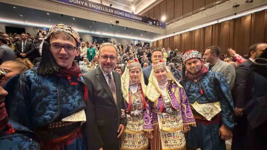 Kocaeli'nin Gonca Efeleri Cumhurbaşkanı Erdoğan'ın önünde sahne aldı