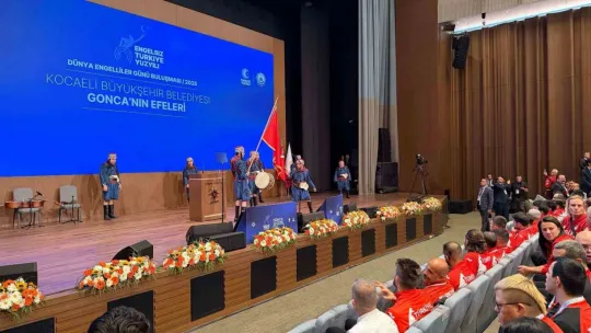 Kocaeli'nin Gonca Efeleri Cumhurbaşkanı Erdoğan'ın önünde sahne aldı