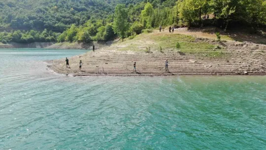 İçme suyunu karşılayan barajın çevresi çöp altında!