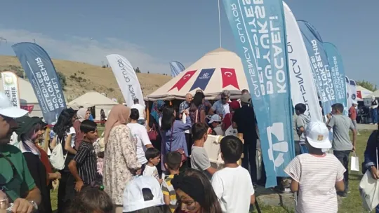 Kocaeli'nin tanıtım çadırı Ahlat'ta ilgi görüyor