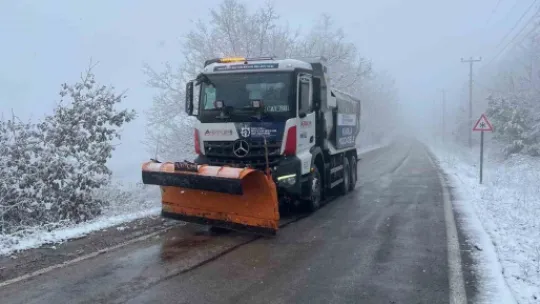 Kocaeli'nin yüksek kesimlerine lapa lapa kar yağıyor