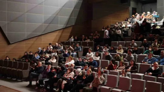 Masanın Altında oyunuyla Başiskele'de sahne aldılar