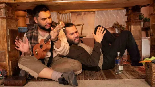 Masanın Altında oyunuyla Başiskele'de sahne aldılar