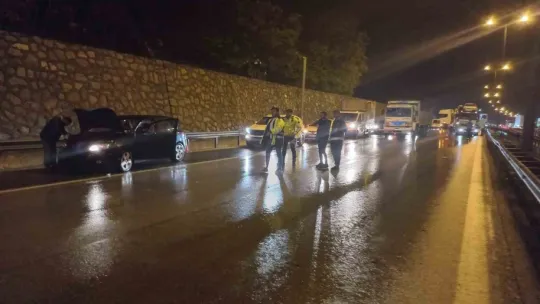Kocaeli TEM'de çok sayıda araç kazaya karıştı