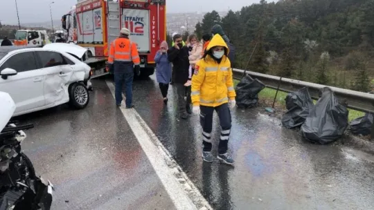 Kocaeli TEM'de kaza! 10 araç birbirine girdi!