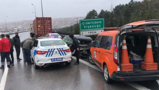 Kocaeli TEM'de kaza! 10 araç birbirine girdi!