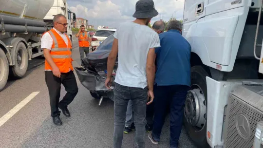Kocaeli TEM Otoyolu'nda 4 araçlı zincirleme kaza