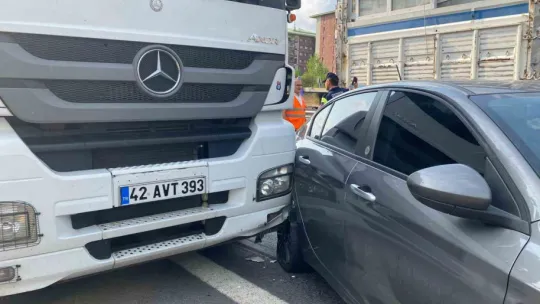 Kocaeli TEM Otoyolu'nda 4 araçlı zincirleme kaza
