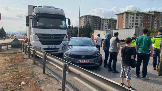 Kocaeli TEM Otoyolu'nda 4 araçlı zincirleme kaza