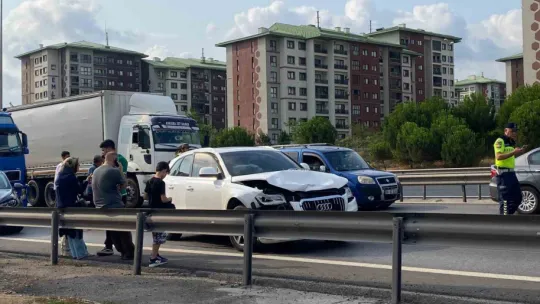 Kocaeli TEM Otoyolu'nda 4 araçlı zincirleme kaza