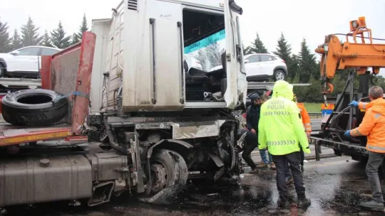 Kocaeli TEM Otoyolu'nda kaza: 2 yaralı
