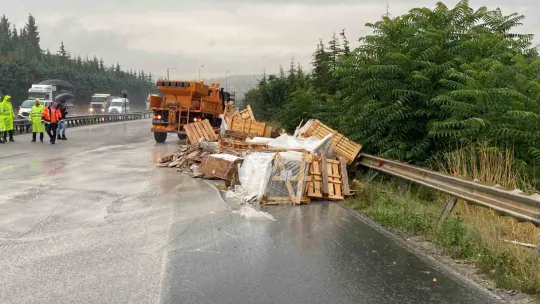 Kocaeli TEM Otoyolu'nda tırın kasası devrildi
