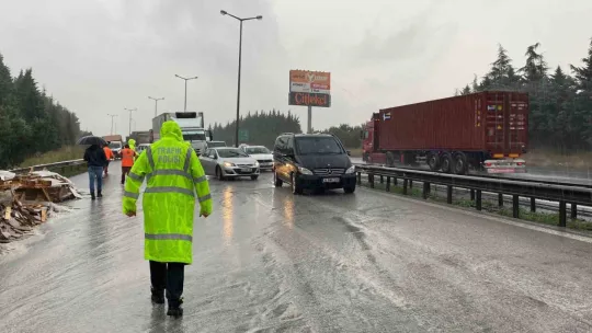 Kocaeli TEM Otoyolu'nda tırın kasası devrildi