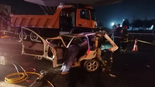 Kocaeli TEM Otoyolu'nda iki otomobil çarpıştı: 3 ölü 2 yaralı