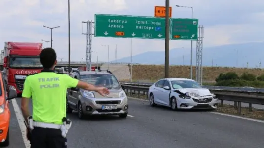 Kocaeli TEM'de otomobille çarpışan araç devrildi: 1 yaralı!