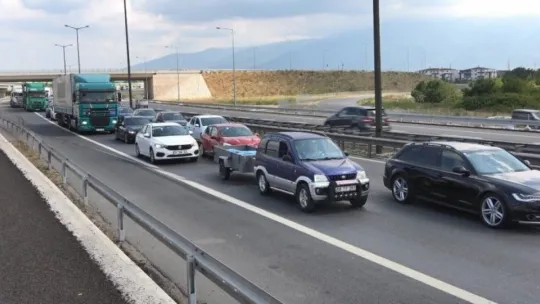 Kocaeli TEM'de otomobille çarpışan araç devrildi: 1 yaralı!