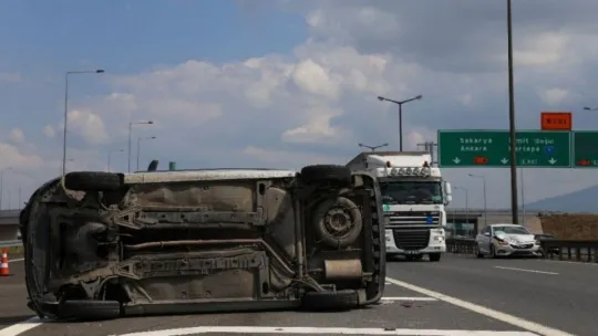 Kocaeli TEM'de otomobille çarpışan araç devrildi: 1 yaralı!