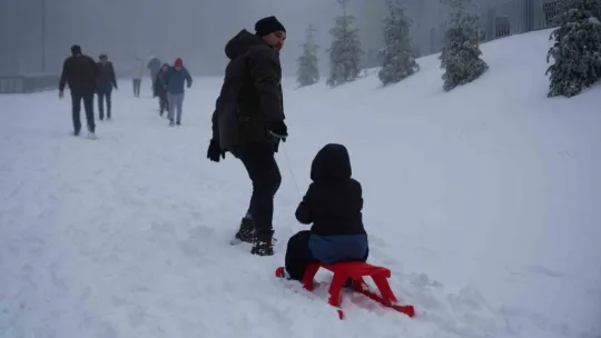 Kocaeli'ye lapa lapa kar yağıyor