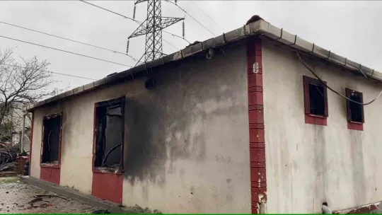 Evlerin çatıları uçtu, vatandaş tenteyle birlikte savruldu