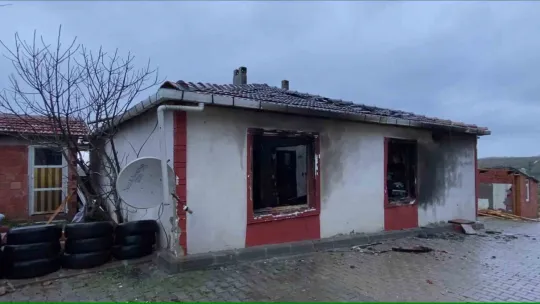 Evlerin çatıları uçtu, vatandaş tenteyle birlikte savruldu