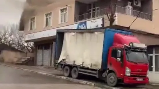 Evlerin çatıları uçtu, vatandaş tenteyle birlikte savruldu