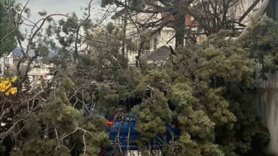 Evlerin çatıları uçtu, vatandaş tenteyle birlikte savruldu