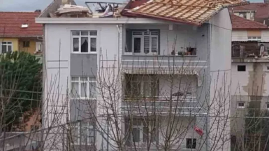 Evlerin çatıları uçtu, vatandaş tenteyle birlikte savruldu
