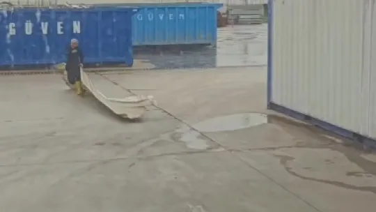 Evlerin çatıları uçtu, vatandaş tenteyle birlikte savruldu