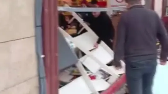 Evlerin çatıları uçtu, vatandaş tenteyle birlikte savruldu