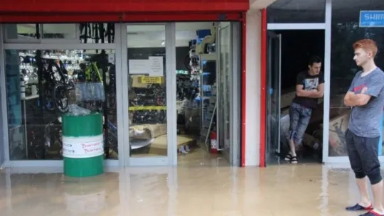 Kocaeli'de 1 saatlik sağanak yağış iş yerlerini sular altında bıraktı