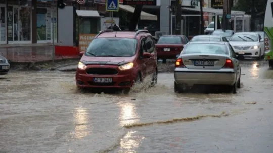 Kocaeli'de 1 saatlik sağanak yağış iş yerlerini sular altında bıraktı
