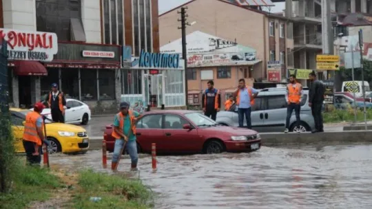 Kocaeli'de 1 saatlik sağanak yağış iş yerlerini sular altında bıraktı