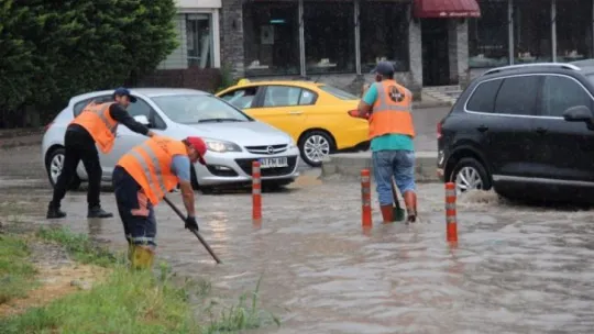Kocaeli'de 1 saatlik sağanak yağış iş yerlerini sular altında bıraktı
