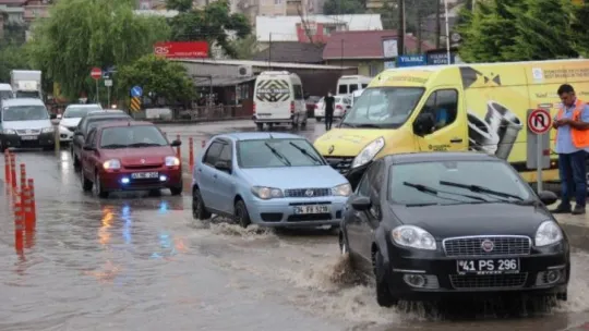 Kocaeli'de 1 saatlik sağanak yağış iş yerlerini sular altında bıraktı
