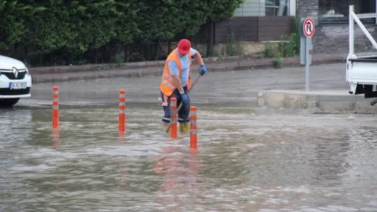 Kocaeli'de 1 saatlik sağanak yağış iş yerlerini sular altında bıraktı